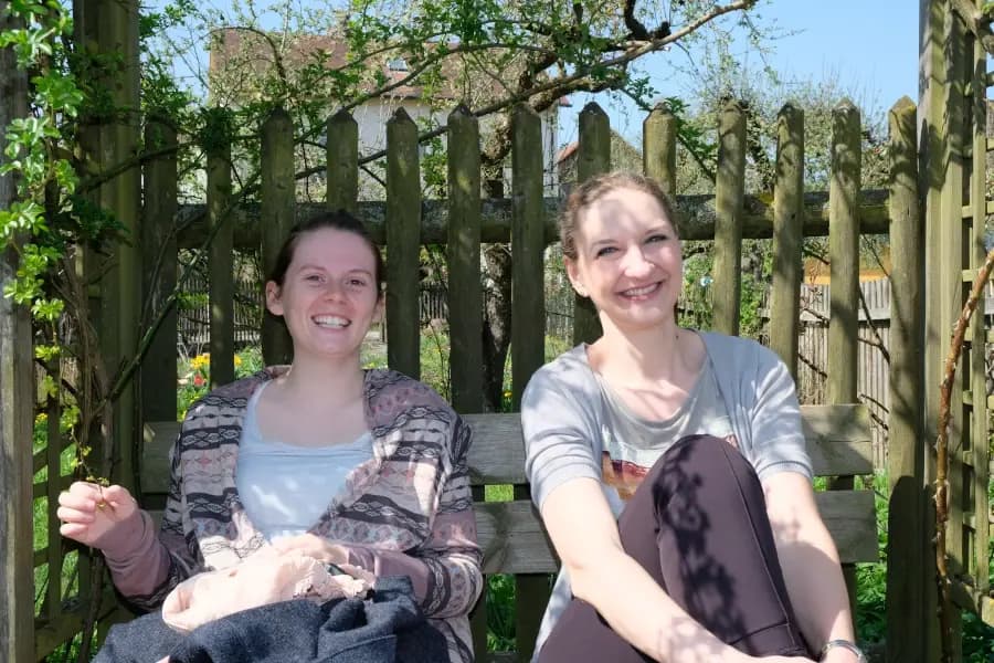 Hochzeitsduo im Grünen