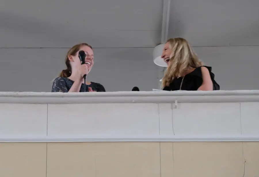 Sängerinnen auf der Empore